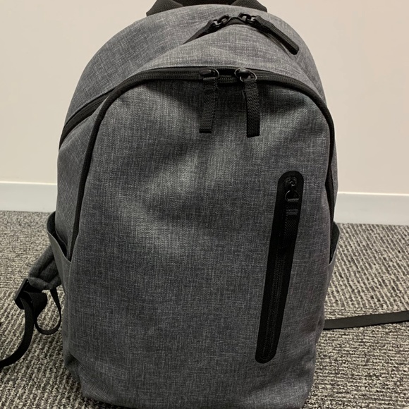 everlane nylon commuter backpack